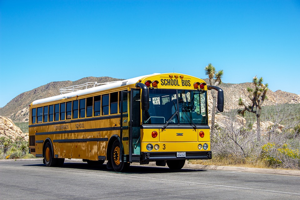 Populární školní žlutý autobus. 